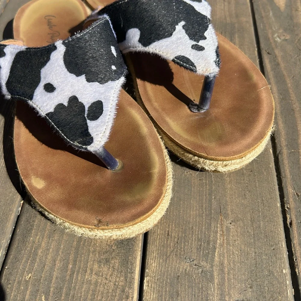 Women’s Charlie Paige Cow Print Sandals Flip‎ Flops Size 7